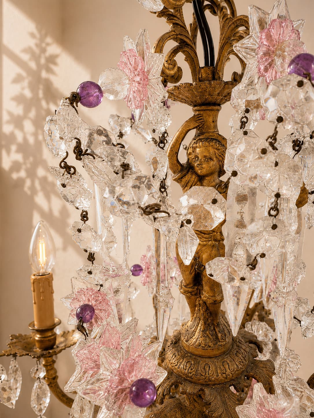 French Louis XV Style Bronze and Crystal Chandelier with Pink Crystal Accents - French antique 吊燈 3