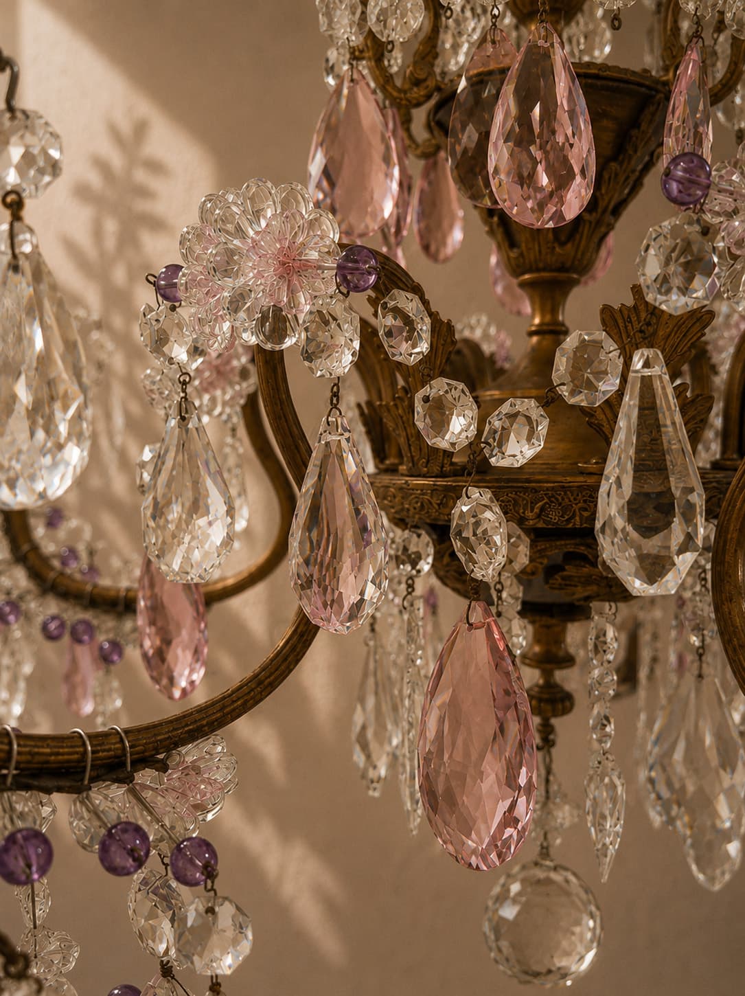 French Louis XV Style Bronze and Crystal Chandelier with Pink Crystal Accents - French antique 吊燈 4