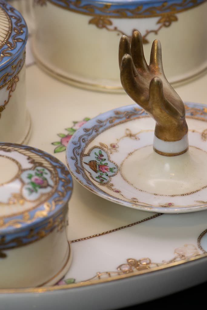 Rare Mid 19th Century Porcelain Vanity Set - French antique decorative objects 2