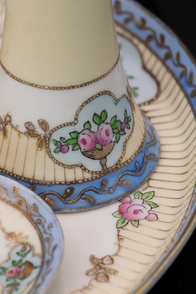 Rare Mid 19th Century Porcelain Vanity Set - French antique decorative objects 3