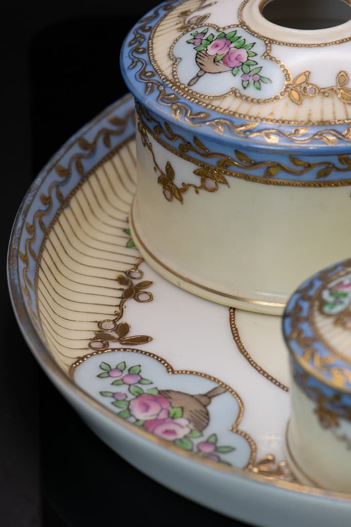 Rare Mid 19th Century Porcelain Vanity Set - French antique decorative objects 4